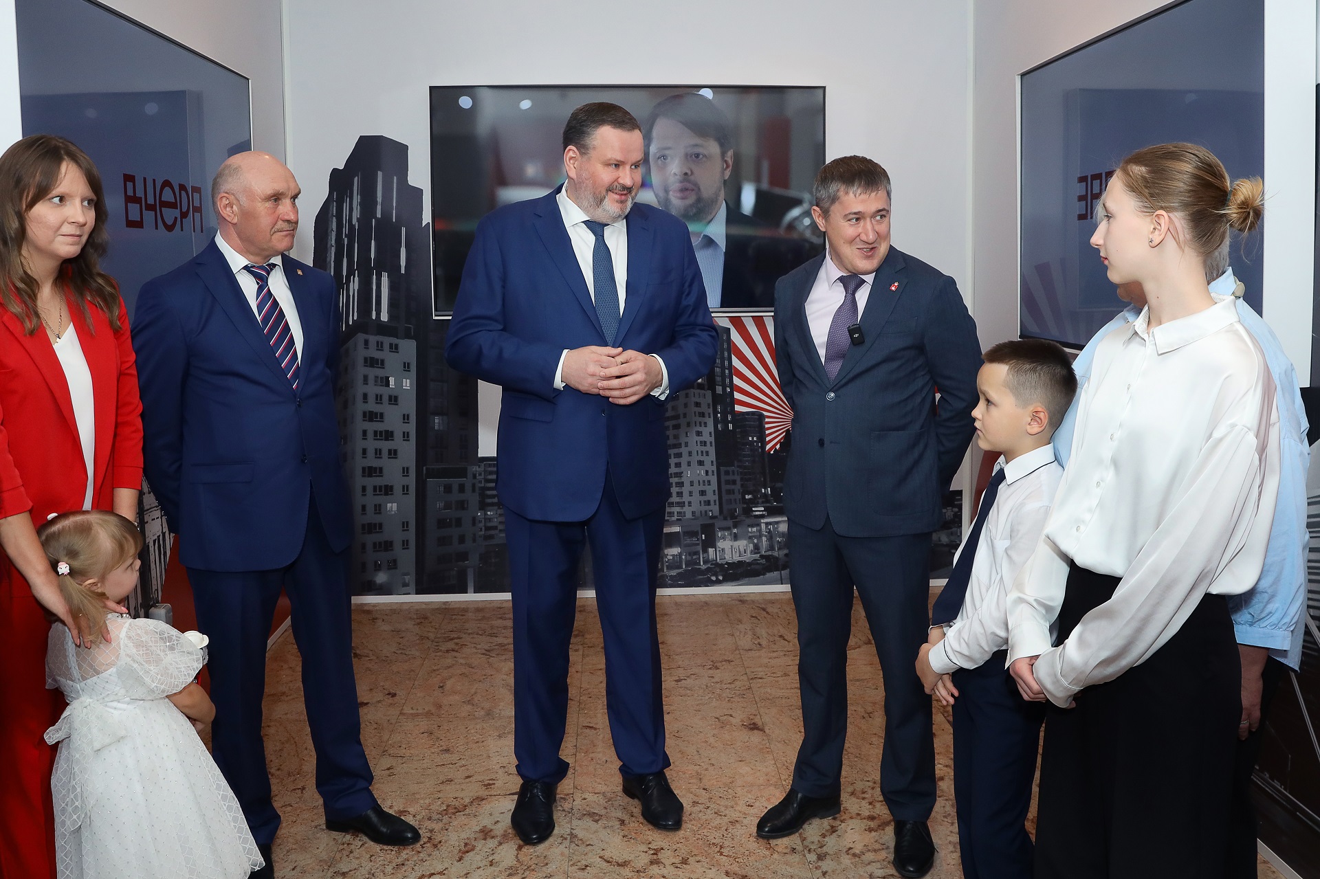 Министр труда и социальной защиты РФ Антон Котяков открыл экспозицию трудовых династий Пермского края на ВДНХ